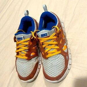 Kids Nike Free Run sz 3.5 barely worn